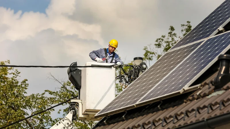 Fotografija: Nove sončne elektrarne so obremenitev za distribucijsko omrežje, zato ga bo treba posodobiti. Foto Črt Piksi