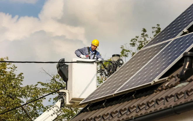 Nove sončne elektrarne so obremenitev za distribucijsko omrežje, zato ga bo treba posodobiti. Foto Črt Piksi