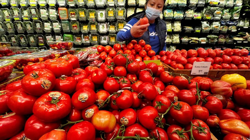 Fotografija: Nakupi hrane v samopostrežni trgovini, kot je luksuzni Whole Foods, so vse dražji. FOTO: Carlo Allegri/Reuters