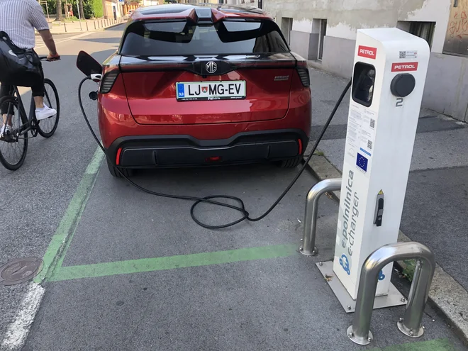 Avtomobil lahko polnite z močjo do 135 kW, z izmeničnim tokom do 11 kW. Foto Gašper Boncelj