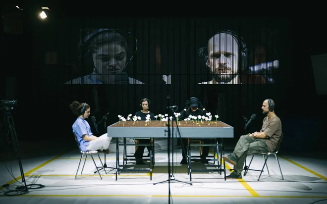 Psihološki triler scenograf Jin Lapelj umesti v nekakšen impromptu prisluškovalno-raziskovalni studio v garaži. FOTO: Peter Giodani