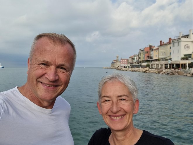 Arhitekta in zakonca Robert Potokar in Špela Kuhar sta zaljubljena v Piran, kjer preživljata mnoge vikende in počitnice. FOTO: osebni arhiv
