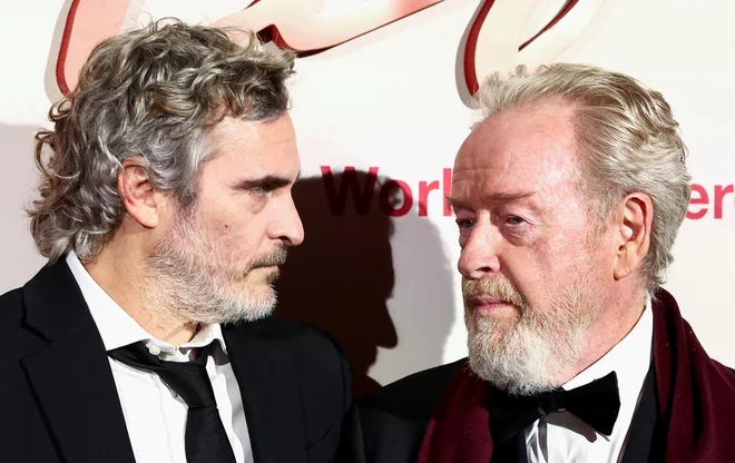 Režiser Ridley Scott in igralec  Joaquin Phoenix FOTO: Stephanie Lecocq/Reuters