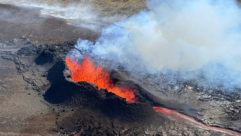 Fotografija: Lava iz vulkana na polotoku Reykjanes na Islandiji. FOTO: Civil Protection Of Iceland/Reuters