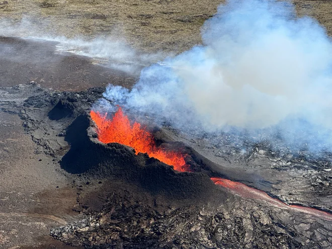 Lava iz vulkana na polotoku Reykjanes na Islandiji. FOTO: Civil Protection Of Iceland/Reuters