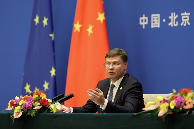 Izvršni podpredsednik evropske komisije za gospodarstvo Valdis Dombrovskis opozarja na nujnost, da države članice v celoti izpeljejo reforme in naložbe, načrtovane v njihovih načrtih za okrevanje in odpornost. FOTO: Florence Lo/Reuters