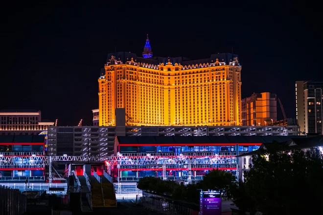 V Las Vegasu je vse pripravljeno za nočni spektakel. FOTO: Rudy Carezzevoli/AFP
