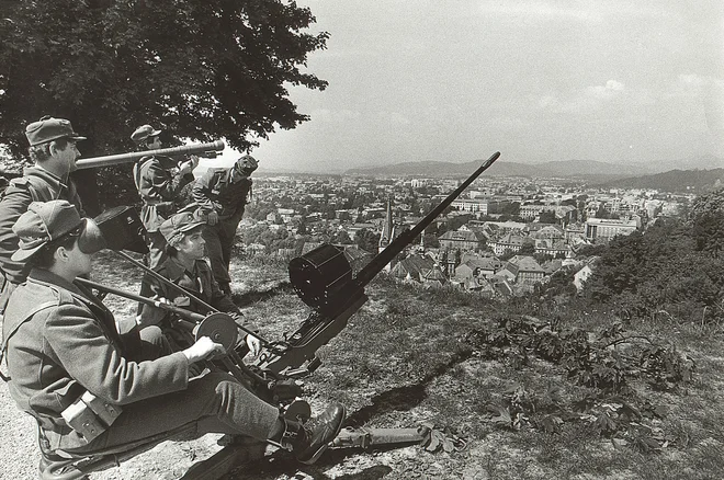 Vojnim veteranom s potrjenim statusom in starejšim od 50 let ali pa v primeru izgube delovne zmožnosti in istočasne upravičenosti do veteranskega dodatka krije dodatno zdravstveno zavarovanje država.

FOTO: Aleš Černivec