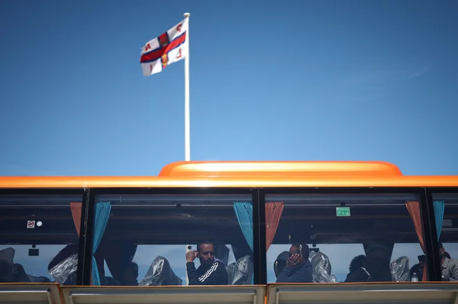 Obale Združenega kraljestva je v tem letu doseglo 27.000 ljudi, ki jih vlada obravnava kot nezakonite migrante. FOTO: Henry Nicholls/AFP