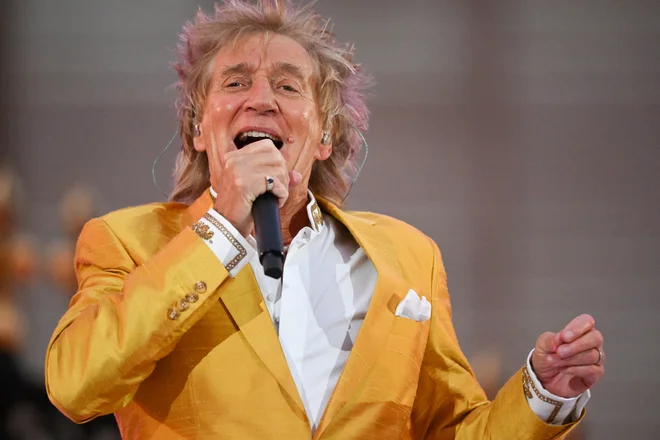 Sir Rod Stewart je nastopil tudi na zabavi ob platinastem vladanju kraljice Elizabete II. pred Buckinghamsko palačo v Londonu junija lani. FOTO: Jeff J Mitchell/ Pool via Reuters