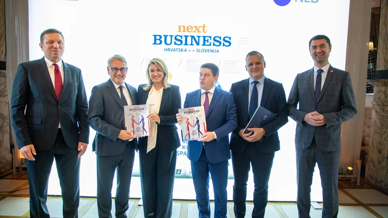 Fotografija: Andrej Rajh, državni sekretar na ministrstvu za infrastrukturo, gospodarski minister Matjaž Han, hrvaška ministrica za turizem Nikolina Brnjac, minister za morje, promet in infrastrukturo Oleg Butković, Bojan Kumer, slovenski minister za okolje, podnebje in energijo, ter hrvaški minister za gospodarstvo Davor Filipović.
Foto Voranc Vogel