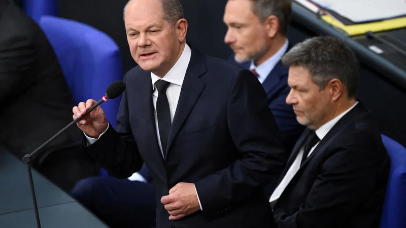 Fotografija: Kancler Olaf Scholz, finančni minister Christian Lindner in minister za gospodarstvo in podnebne spremembe Robert Habeck bodo morali najti nove finančne vire za pokritje 60 milijard evrov globoke luknje, ki je nastala po odločitvi ustavnega sodišča. FOTO: Annegret Hilse/REUTERS