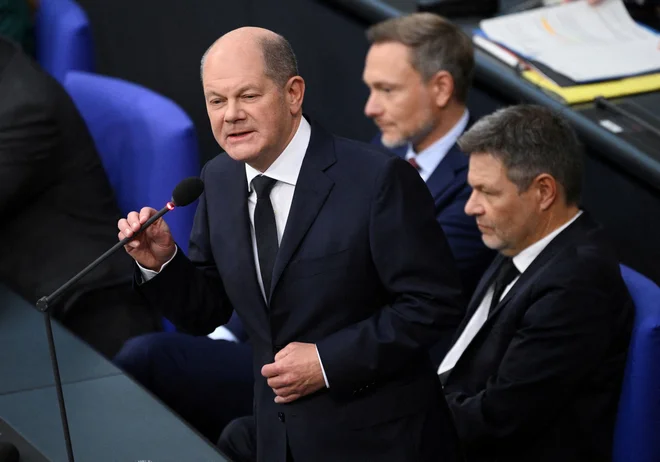 Kancler Olaf Scholz, finančni minister Christian Lindner in minister za gospodarstvo in podnebne spremembe Robert Habeck bodo morali najti nove finančne vire za pokritje 60 milijard evrov globoke luknje, ki je nastala po odločitvi ustavnega sodišča. FOTO: Annegret Hilse/REUTERS