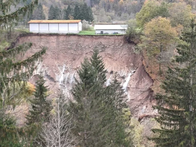 Objekt je kljub bojazni, da bi lahko ob nadaljnjem plazenju zgrmel po strmini, obstal na robu prepada. FOTO: PGD Bled