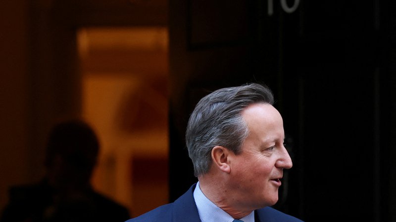 Fotografija: Cameronova vrnitev je še najbolj razveselila tiste, ki čutijo nostalgijo po obdobju pred referendumom o brexitu. FOTO: Suzanne Plunkett/Reuters