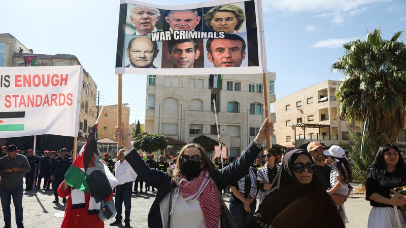 Fotografija: Vidimo pa, da se zahodni politiki raje odločijo za obisk Izraela, pogovor in poziv za kratko prekinitev bombardiranja civilistov, pri tem, da ob vsaki priložnosti poudarjajo, da ima Izrael pravico, da se brani in da ga v tem popolnoma in neomajno podpirajo, financirajo in nekateri tudi oborožujejo. FOTO: Alaa Al Sukhni/Reuters