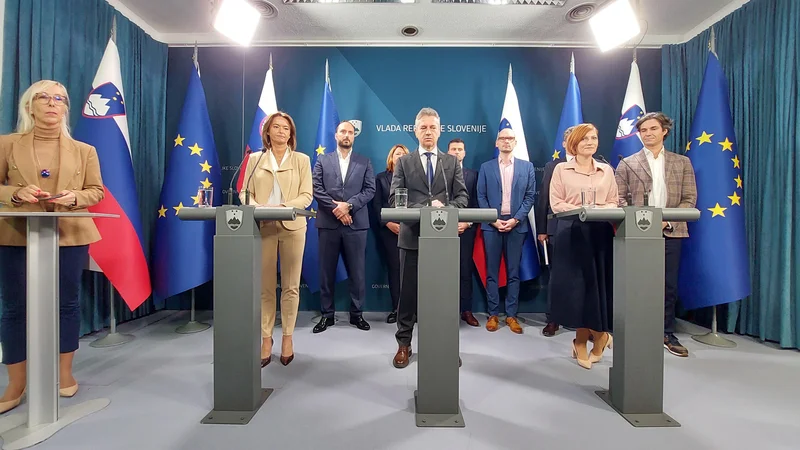 Fotografija: Premier se ni odločil, da ga nadomešča druga podpredsednica vlade Tanja Fajon. To je razburilo SD, ki so v tej potezi videli še eno Golobovo sporočilo nezaupanja. FOTO: Blaž Samec/Delo