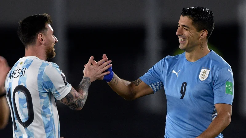 Luis Suarez (desno) in Lionel Messi sta velika tekmeca in prijatelja. FOTO: Albert Gea/Reuters