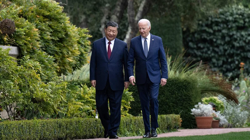 Fotografija: Največji težavi aktualnega ameriškega predsednika Joeja Bidna (na fotografiji desno), ki se je ta teden v San Franciscu sestal s kitajskim kolegom Xi Jinpingom (levo), sta starost in z njo povezano zdravje. FOTO: Brendan Smialowski/AFP