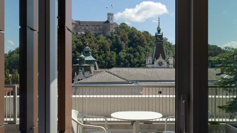 Fotografija: Iz najlepših sob se pogledi odpirajo proti Ljubljanskemu gradu ali Nebotičniku. FOTO: Žiga Intihar