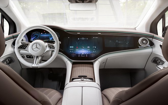 Veliki zaslon je stilsko integriran v armaturno ploščo in predstavlja središče vozila, vozniku in potnikom pa omogoča izjemno uporabniško izkušnjo. FOTO: Mercedes-Benz