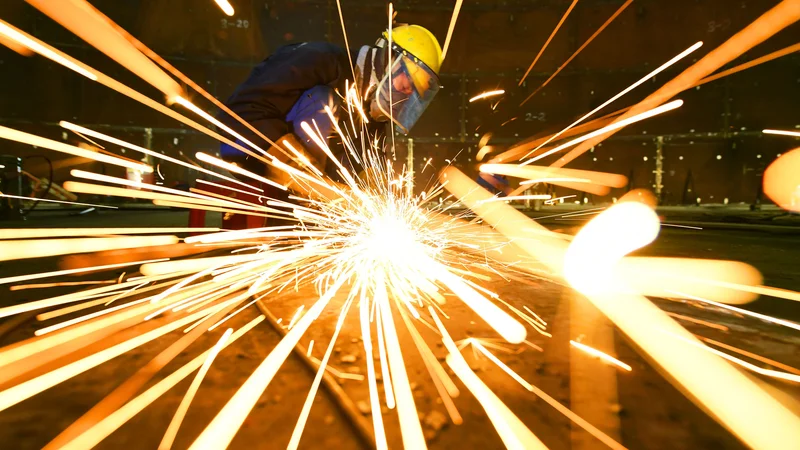Fotografija: Zaposleni in delodajalci lahko najdejo razloge za obvezno štemljanje. Obstajajo pa delovna mesta, kjer je štempljanje trapasto. FOTO: AFP/China OUT