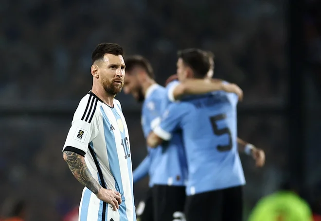 Lionel Messi je med slavjem Urugvajcev deloval zamišljeno. FOTO: Agustin Marcarian Reuters