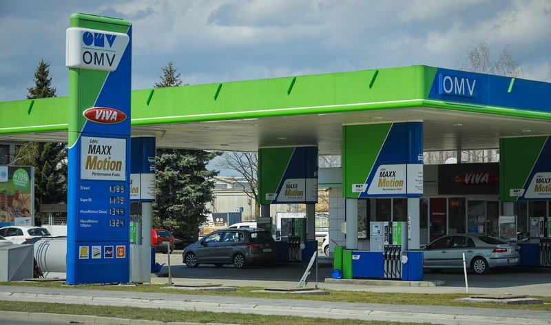 Fotografija: Do konca aprila 2024 bodo vsi bencinski servisi spremenili svojo zunanjo podobo. FOTO: Jože Suhadolnik/delo