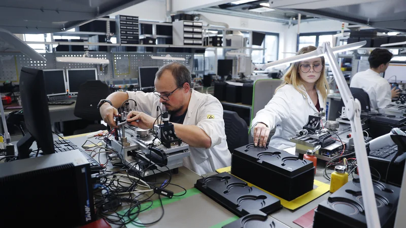 Fotografija: RLS se je izstrelila med zvezde v prenesenem in dejanskem pomenu, saj izdelujejo aparature tudi za vesoljsko industrijo. FOTO: Leon Vidic/Delo