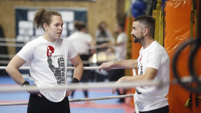 Fotografija: Ema Kozin (na fotografiji s trenerjem Redžom Ljutićem) pričakuje nocoj izjemno zahteven dvoboj s Škotinjo Hannah Rankin, vendar verjame, da bo ring v Manchestru zapustila dvignjenih rok. FOTO: Leon Vidic/Delo