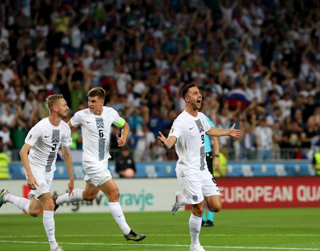 Andraž Šporar, ki je bil strelec v prvem kvalifikacijskem dvoboju Slovencev in Dancev v Stožicah, je zaradi previdnosti na rezervni klopi. FOTO: Blaž Samec/Delo