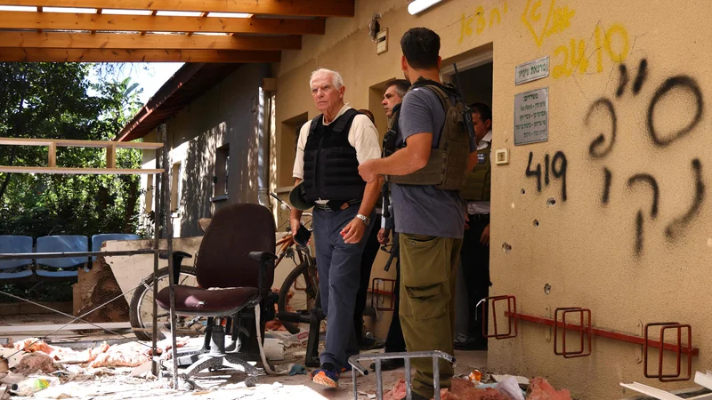 Zunanjepoliitčni predstavnik EU Josep Borrell med obiskom kibuca Beeri, ki ga je 7. oktobra napadel Hamas. FOTO: Kenzo Tribouillard/AFP