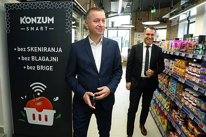 Fabris Peruško, izvršni direktor in član upravnega odbora Fortenova grupe, in Zoran Mitreski, izvršni direktor Fortenova grupe in predsednik uprave Konzuma ob odprtju trgovine Smart v Zagrebu. FOTO: Damjan Tadic/Cropix