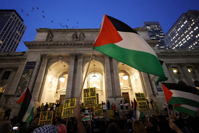 Po New Yorku že več tednov potekajo številni množični protesti za Palestince oziroma konec spopadov med Hamasom in Izraelom. FOTO: Andrew Kelly/Reuters