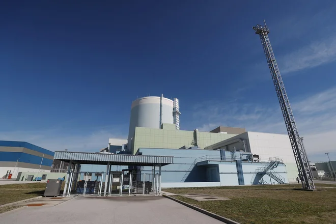 Nek so preventivno zaustavili na začetku oktobra, ko so odkrili puščanje primarnega hladilnega kroga v zadrževalnem hramu. FOTO: Leon Vidic/Delo