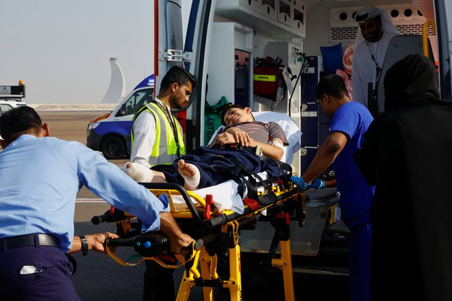 Poškodovani otroci prispeli na zdravljenje v Abu Dhabi. FOTO: Rula Rouhana/Reuters