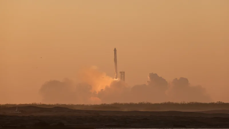 Fotografija: Izstrelitev je uspela, nato pa sta obe stopnji rakete znova eksplodirali. FOTO: Joe Skipper/Reuters