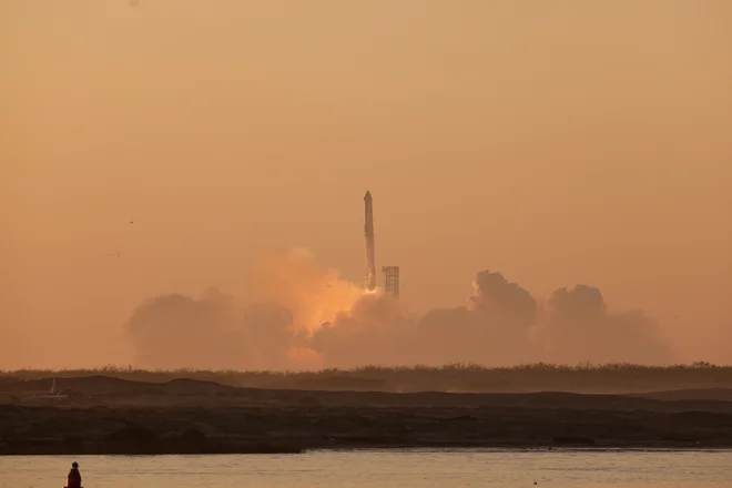 Izstrelitev je uspela, nato pa sta obe stopnji rakete znova eksplodirali. FOTO: Joe Skipper/Reuters