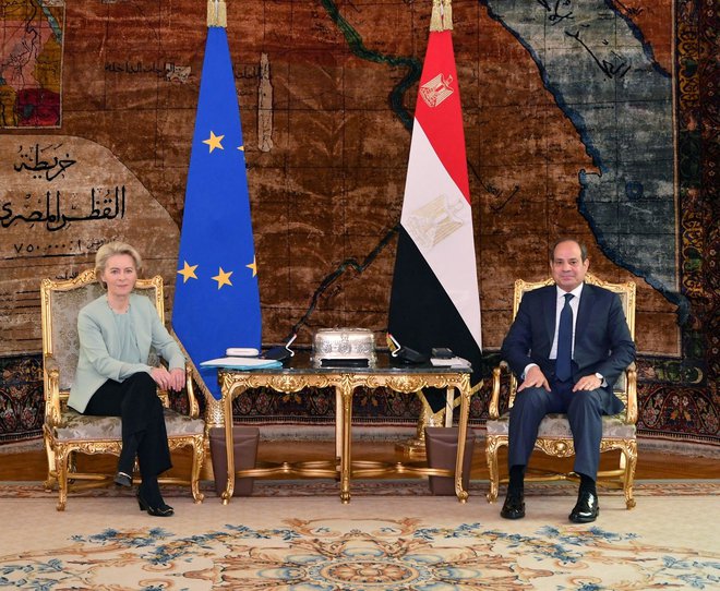 Z egiptovskim predsednikom se je Von Der Leyen pogovarjala o humanitarni krizi v Gazi. FOTO: The Egyptian Presidency via Reuters