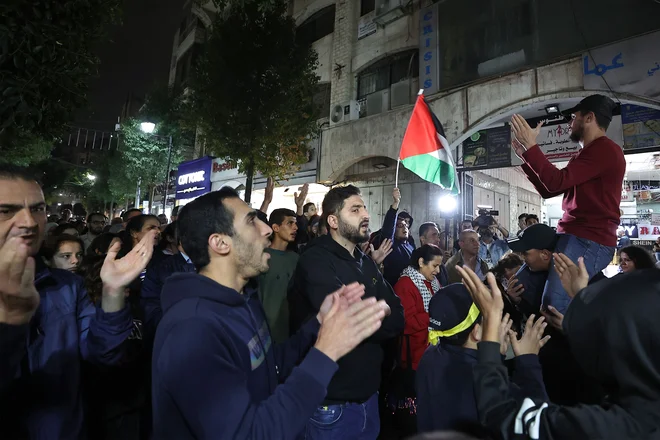 Palestinci v Ramali na okupiranem Zahodnem bregu so vzklikali gesla proti napadom izraelske vojske na begunsko taborišče Džabalija v Gazi. FOTO: Zain Jaafar/AFP