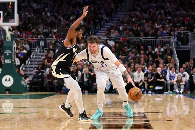 Luka Dončić letos igra hitreje, bolj tekoča je tudi igra Dallasa, ki na začetku sezone presega pričakovanja. FOTO: Stacy Revere/AFP