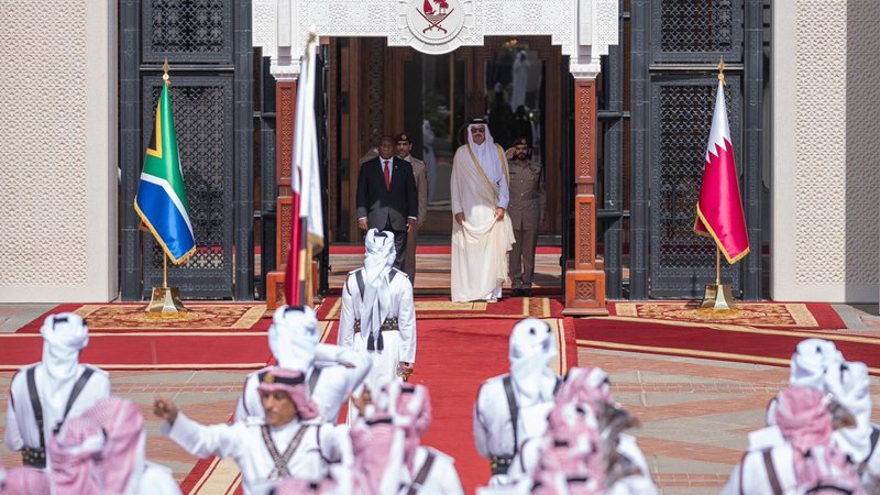Fotografija: Šejk Tamim bin Hamad al Tani (desno) stoji poleg južnoafriškega predsednika Cyrila Ramaphose med uradno slovesnostjo dobrodošlice v Kraljevi palači v Dohi. FOTO: AFP