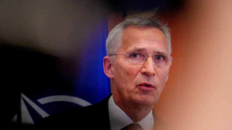 Fotografija: V skrbi za varnost v regiji je svojo turnejo po Zahodnem Balkanu včeraj začel generalni sekretar Nata Jens Stoltenberg. FOTO: NTB via Reuters