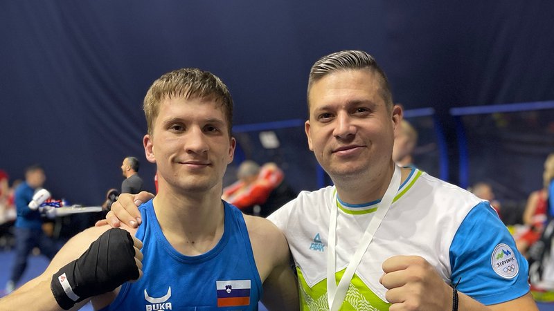 Fotografija: Nejc Petrič (na fotografiji s trenerjem Andražem Ciuho) je dosegel izjemen uspeh v Budvi. FOTO: Golden Gloves Gym