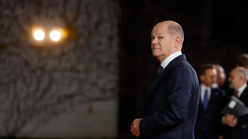 Fotografija: Nemški kancler Olaf Scholz meni, da je ključni vzrok za pomanjkanje stanovanj v Nemčiji dejstvo, da primanjkuje zemljišč. Zato poziva h gradnji celotnih novih sosesk na zelenicah, tako kot v 70. letih prejšnjega stoletja. FOTO: Odd Andersen/AFP