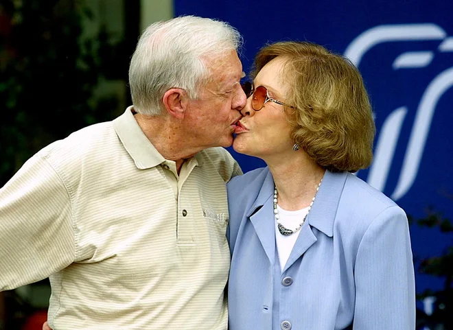 Nekdanji predsednik Jimmy Carter s soprogo Rosalynn leta 2002. FOTO: Steve Schaefer/AFP