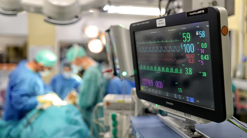 Fotografija: »Sodobna kirurgija je preplet znanosti in umetnosti. Dobro načrtovana, čim manj invazivna, tehnološko napredna. Humana,« v knjigi zapiše avtor. FOTO: Blaž Samec