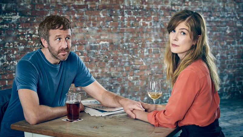 Fotografija: Chris O'Dowd in Rosamund Pike v seriji Najin zakon. Foto Sundance TV