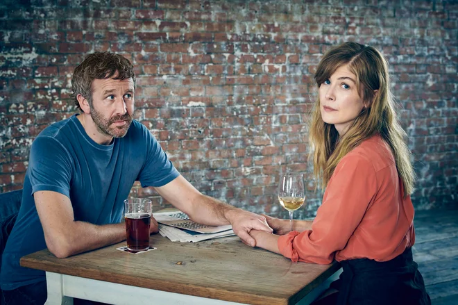 Chris O'Dowd in Rosamund Pike v seriji Najin zakon. Foto Sundance TV