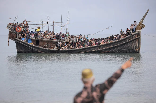 Novoprispeli begunci Rohinga so obtičali na čolnu, saj se je bližnja skupnost odločila, da jim ne bo dovolila izkrcanja, potem ko jim je dala vodo in hrano v Pineung. V indonezijsko provinco Aceh je v zadnjem tednu z najmanj petimi plovili prispelo več kot 800 beguncev etnične manjšine brez državljanstva, ki je v Burmi močno preganjana. Foto: Amanda Jufrian/Afp